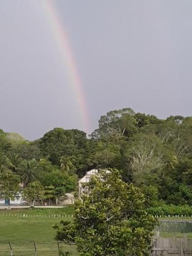 Arcoiris sobre iglesia de Uaxactún